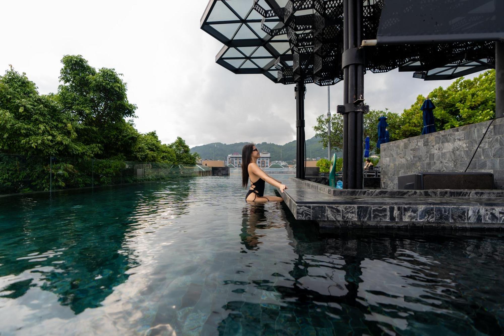 Hotel Indigo Phuket Patong By Ihg Exterior foto The swimming pool at the hotel